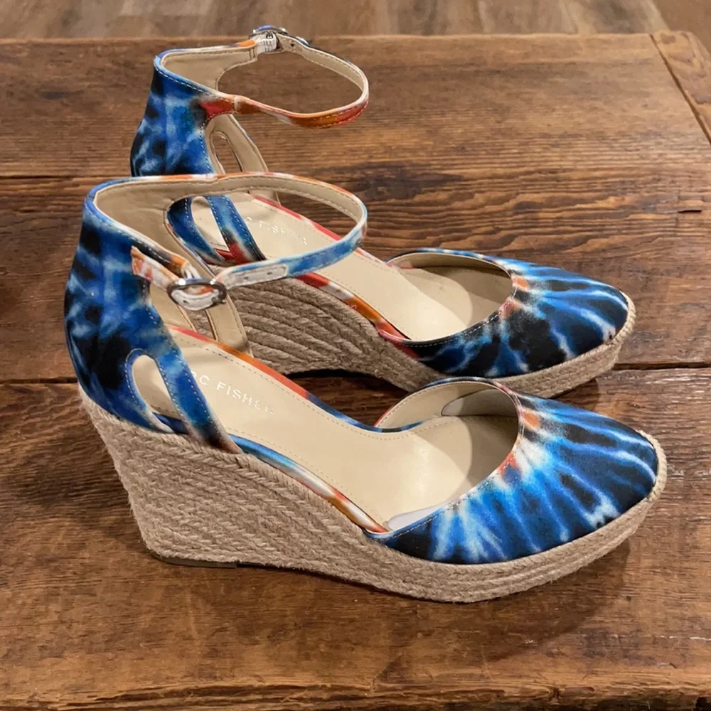 MARC FISHER TEELAN BLUE PATRIOTIC TIE DYE ESPADRILLE WEDGE SANDALS SIZE 8